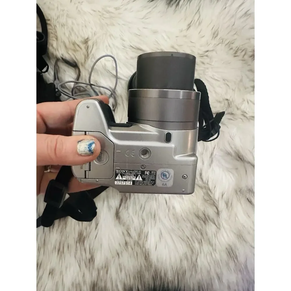 Sony Cybershot DSC-H1 With Optical 1:2.8-3.7 5.1 MP Strap Bundle. Case